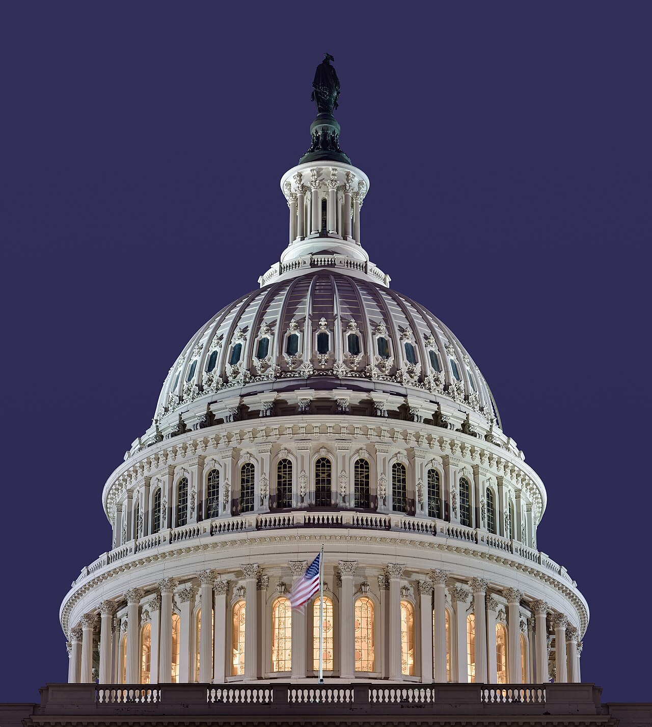 Kuppel des US-Kapitols in Washington bei Nacht