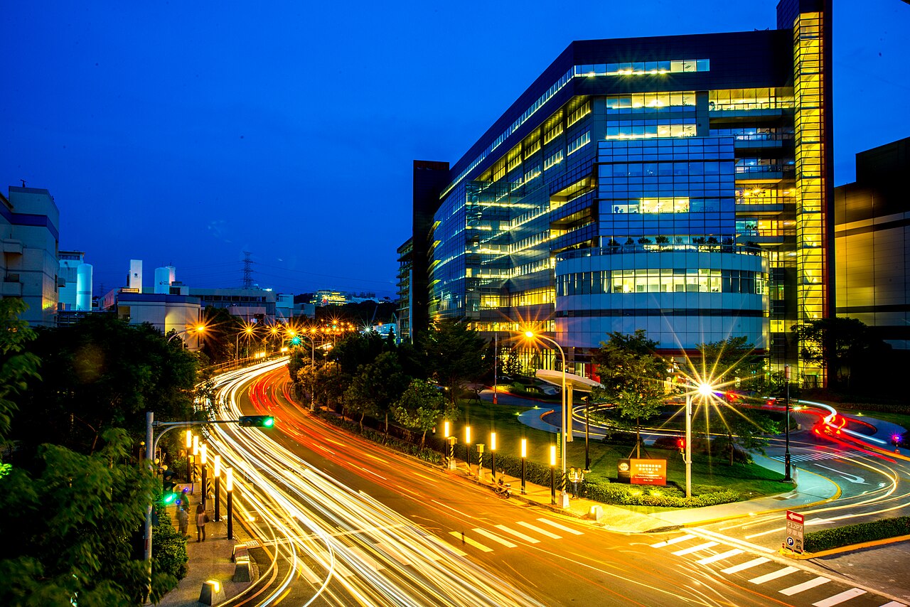 TSMC-Halbleiterwerk in Taiwan bei Nacht