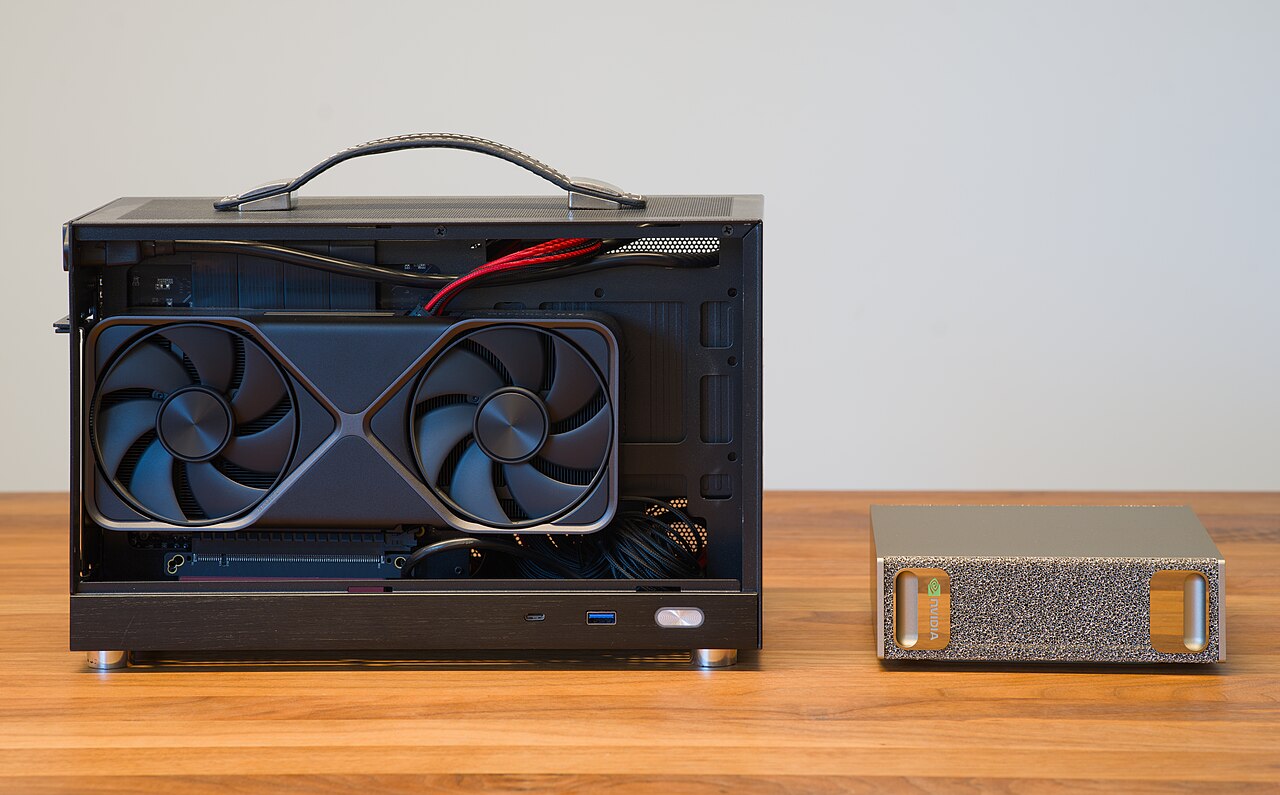 Nvidia DGX Spark (rechts) neben einem Mini-PC mit Grafikkarte