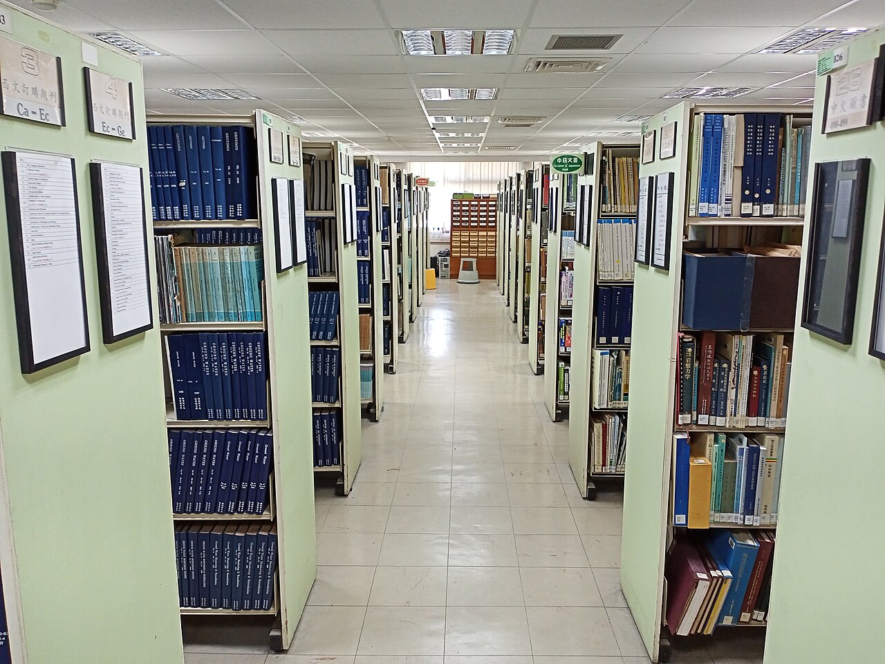 Bücher- und Zeitschriftenregale in einer Bibliothek