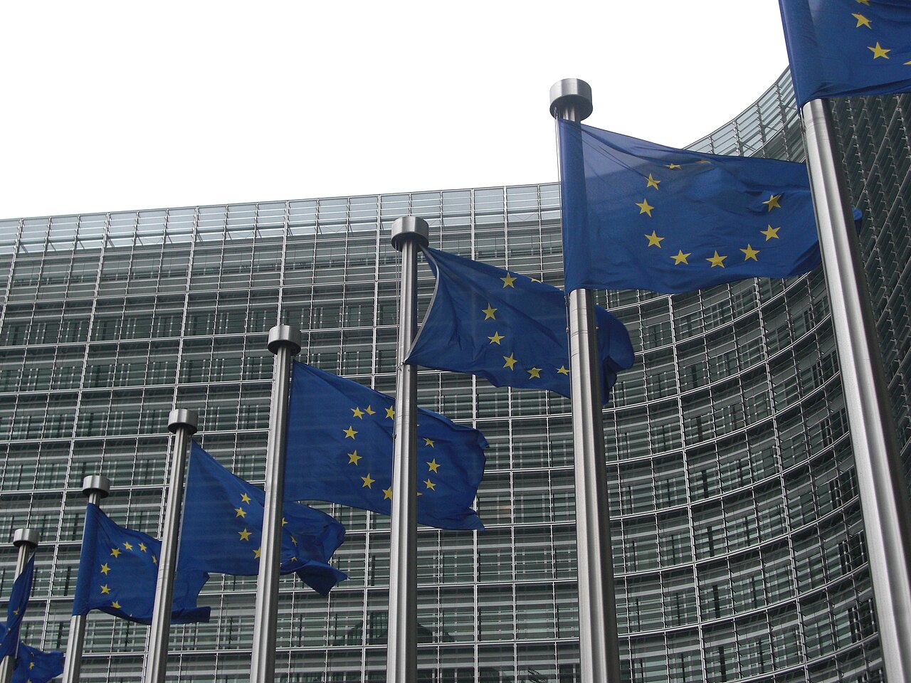 Flaggen der Europäischen Union vor einem Gebäude der EU-Kommission in Brüssel