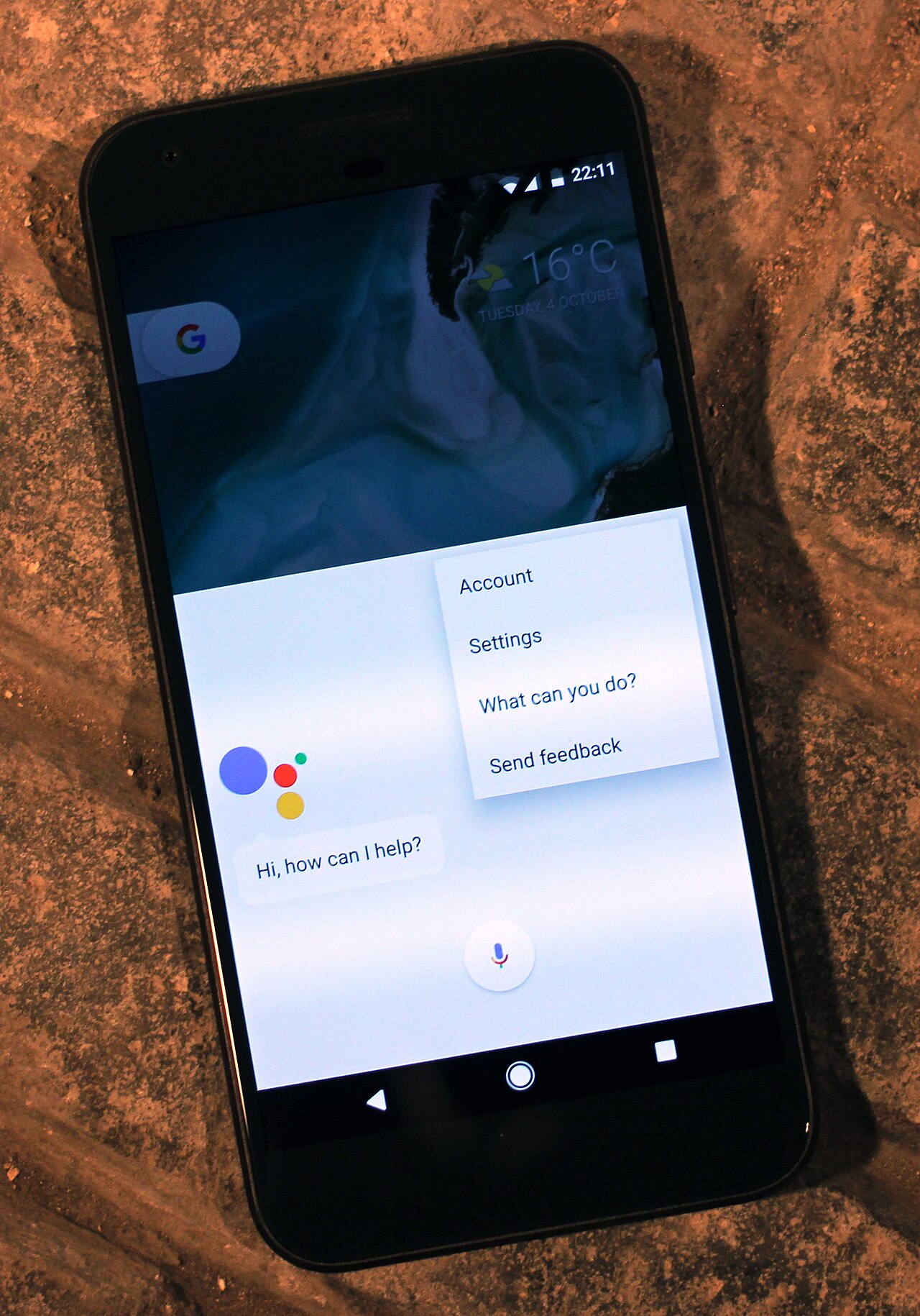 Google Assistant auf einem Android-Smartphone, geöffnet mit Mikrofon-Knopf