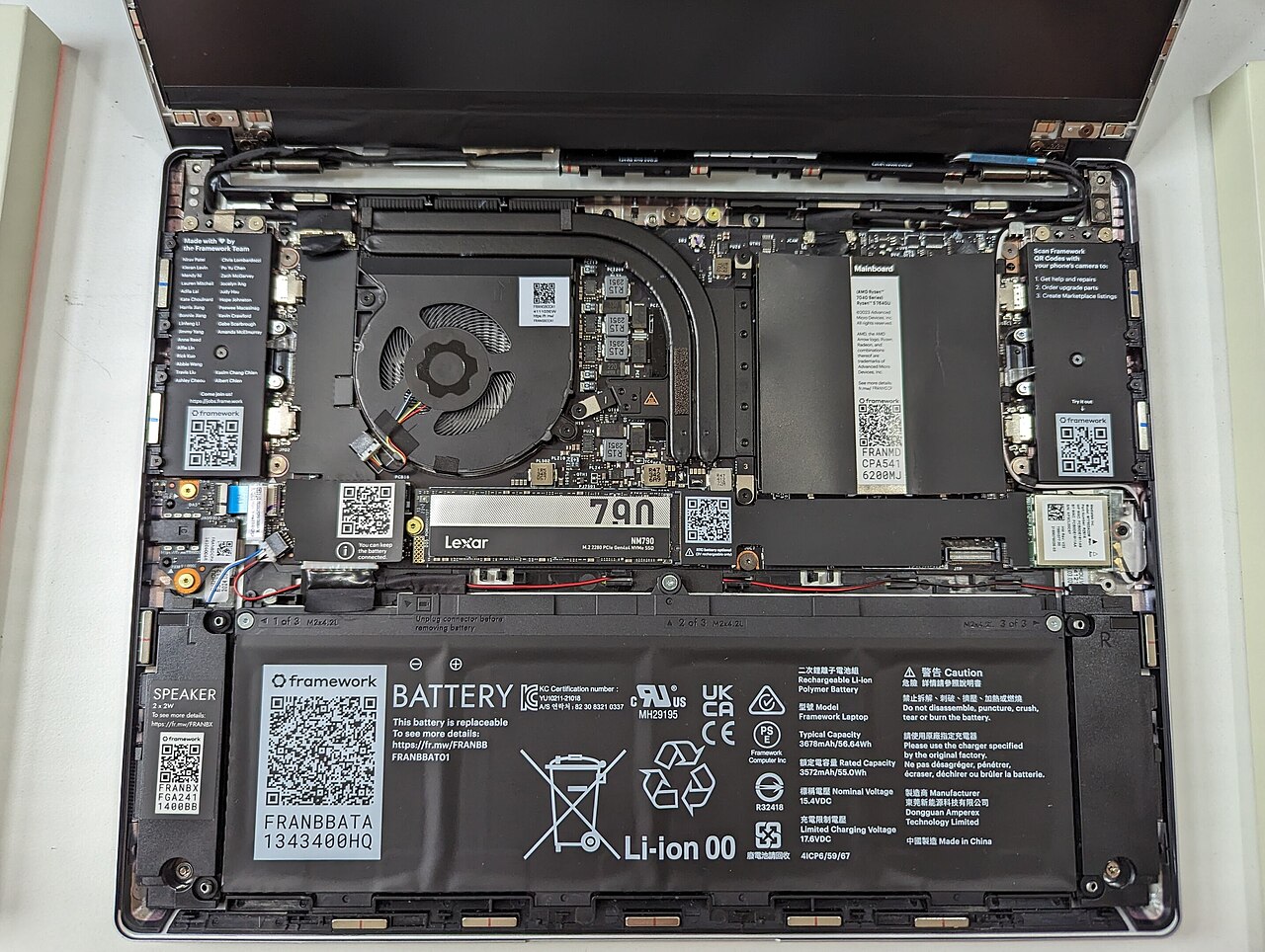 Geöffneter Framework-Laptop mit sichtbarer Hauptplatine, SSD und Akku
