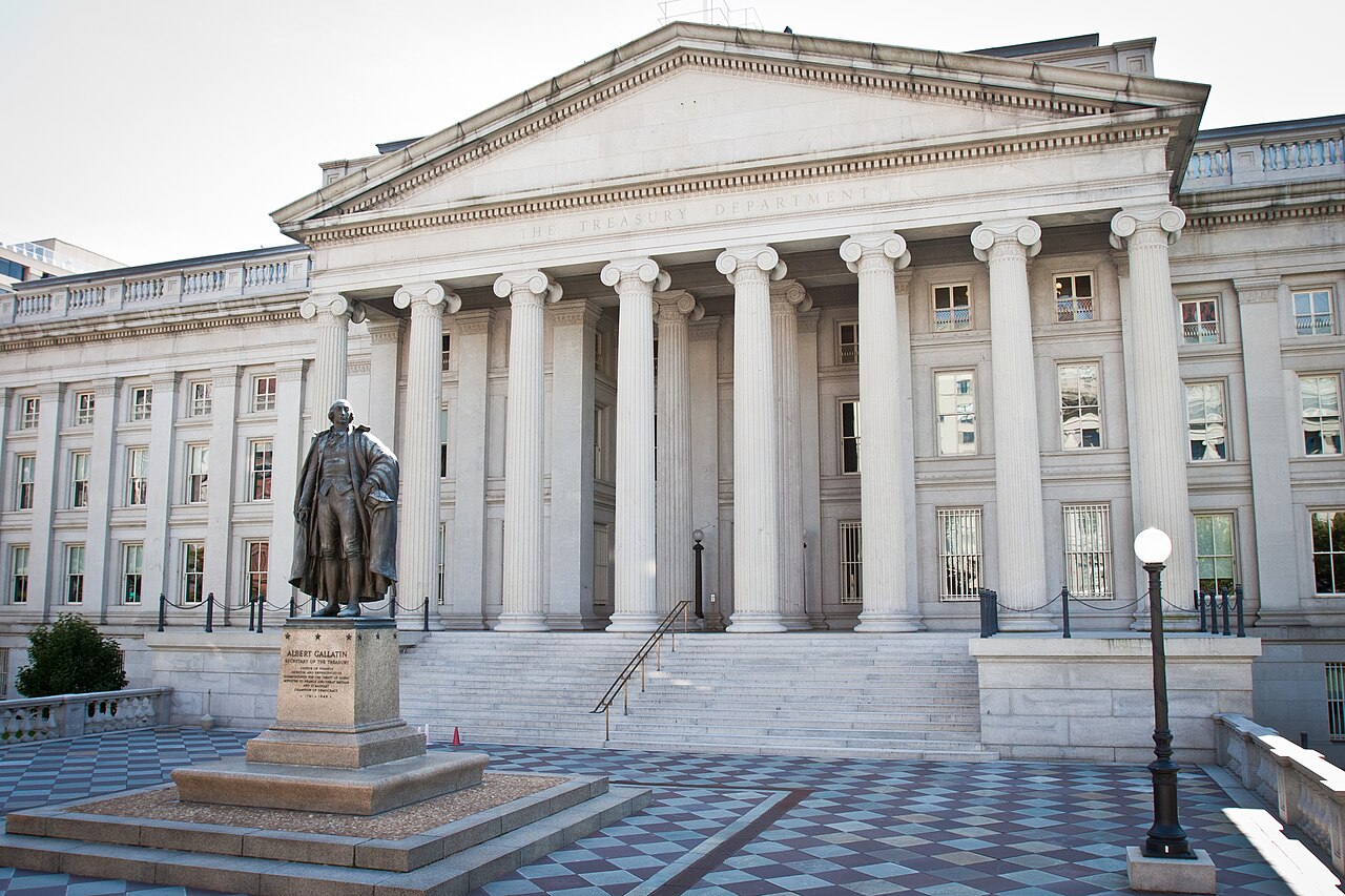 Das Gebäude des US-Finanzministeriums in Washington mit der Statue von Albert Gallatin davor