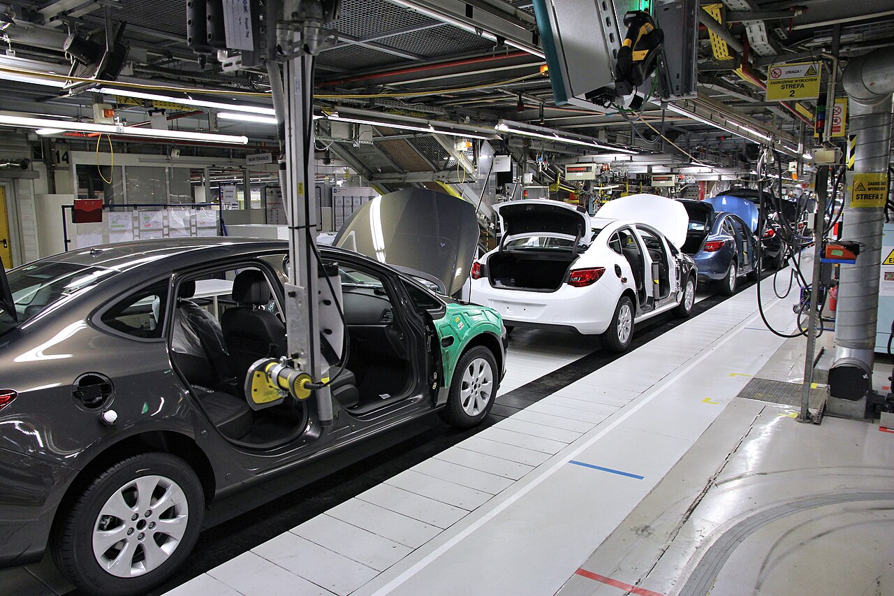 Fahrzeuge auf einer Montagelinie in einer Autofabrik