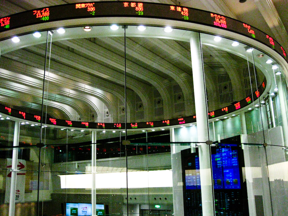 Das umlaufende Kurstafel-Band im Inneren der Tokioter Börse zeigt japanische Aktienkürzel mit roten und grünen Kursziffern.