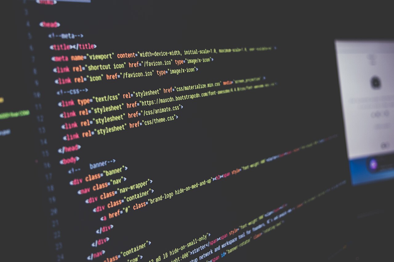 Bunt hervorgehobener HTML-Quelltext auf einem dunklen Bildschirm in Nahaufnahme