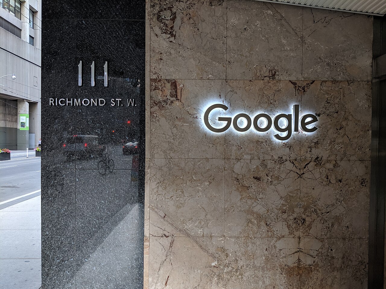 Google-Schriftzug am Eingang eines Bürogebäudes