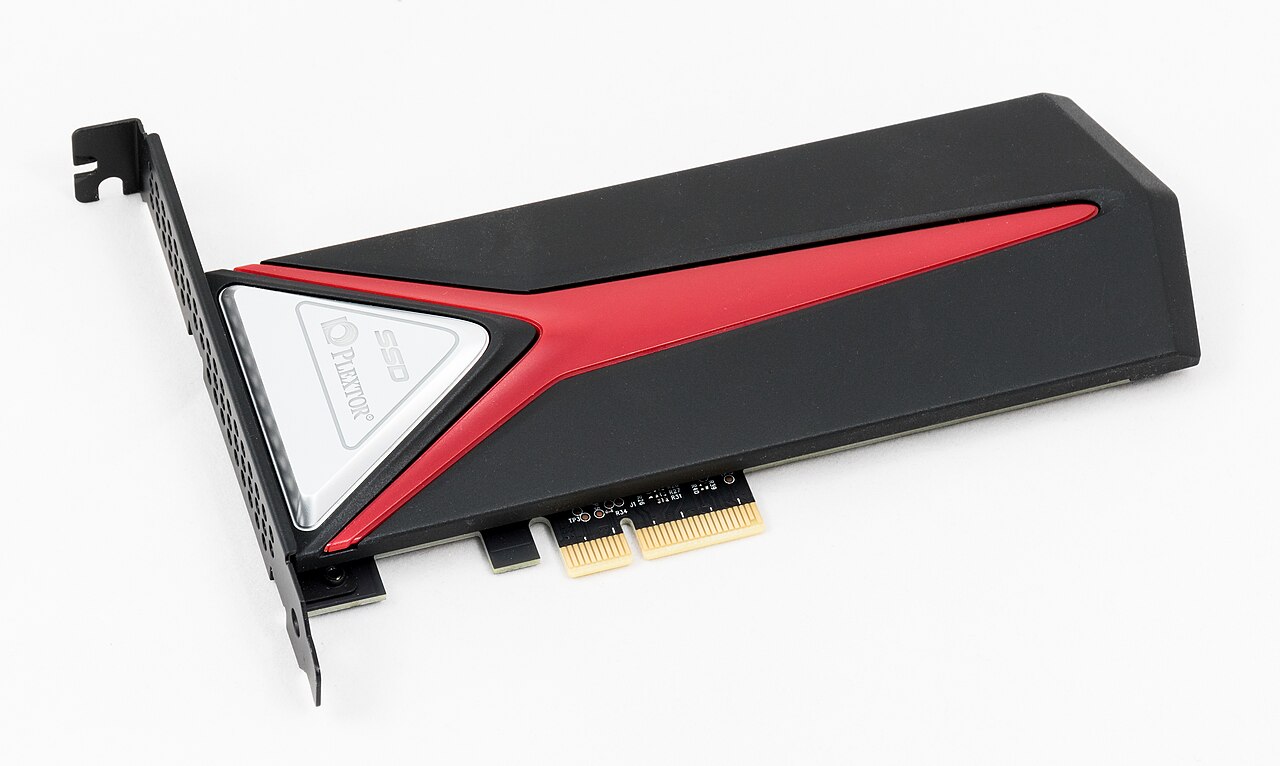 SSD-Steckkarte mit Flash-Speicher unter einem schwarz-roten Kühlkörper