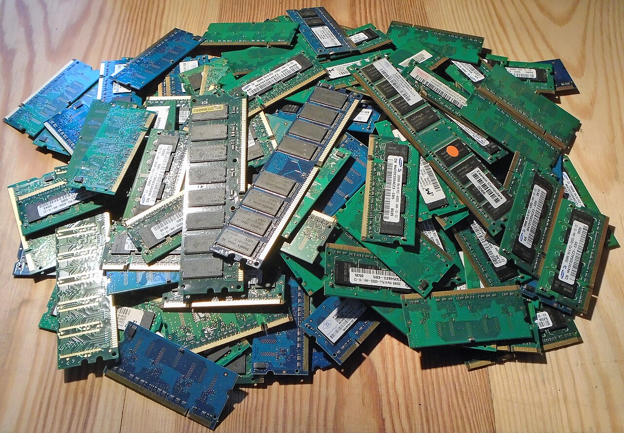 Ein Haufen Arbeitsspeicher-Riegel für Notebooks und Desktop-PCs