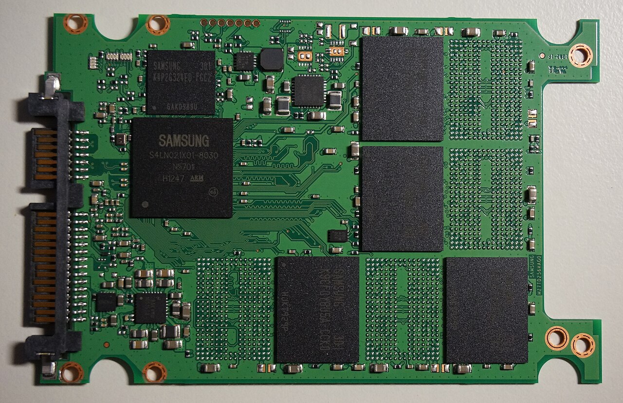 Speicherchips auf der Platine einer SSD