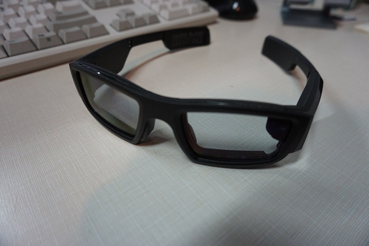 Datenbrille mit eingebauter Kamera auf einem Schreibtisch