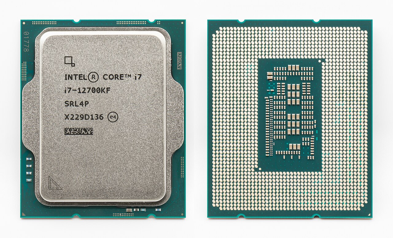 Intel-Prozessor von Ober- und Unterseite in Nahaufnahme