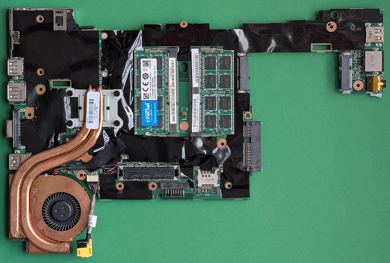 Zwei Arbeitsspeicher-Riegel stecken im Mainboard eines Notebooks