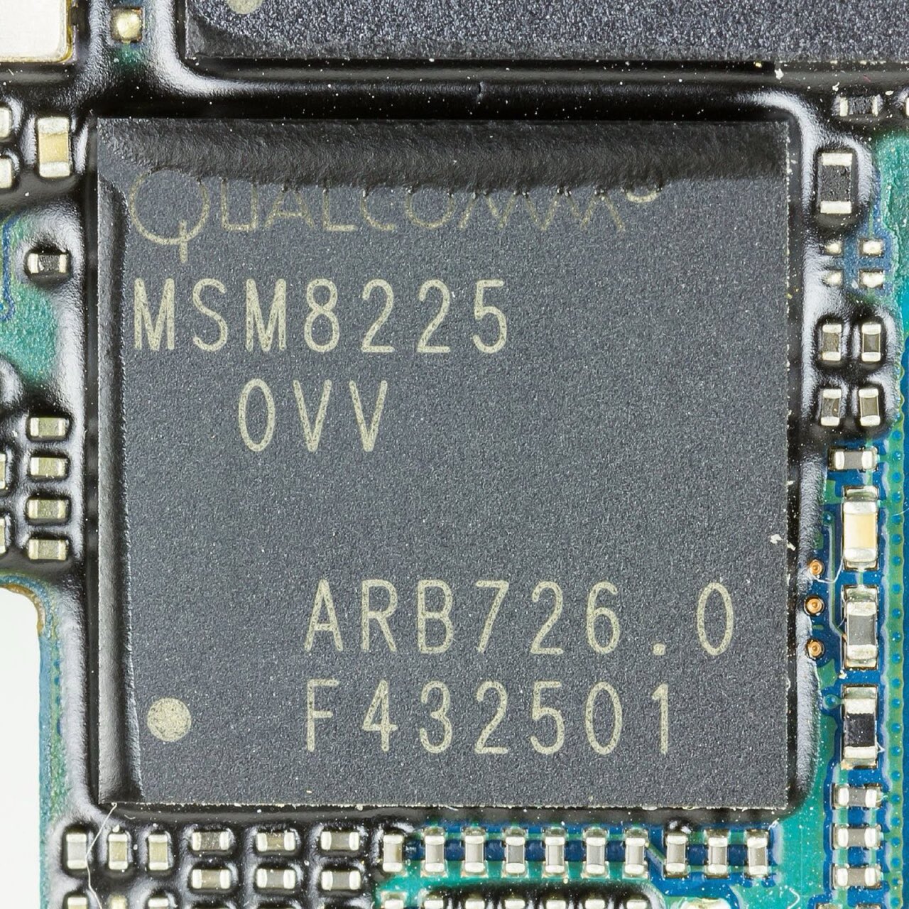 Nahaufnahme eines Qualcomm-Chips mit der Aufschrift MSM8225 auf der Platine eines Smartphones