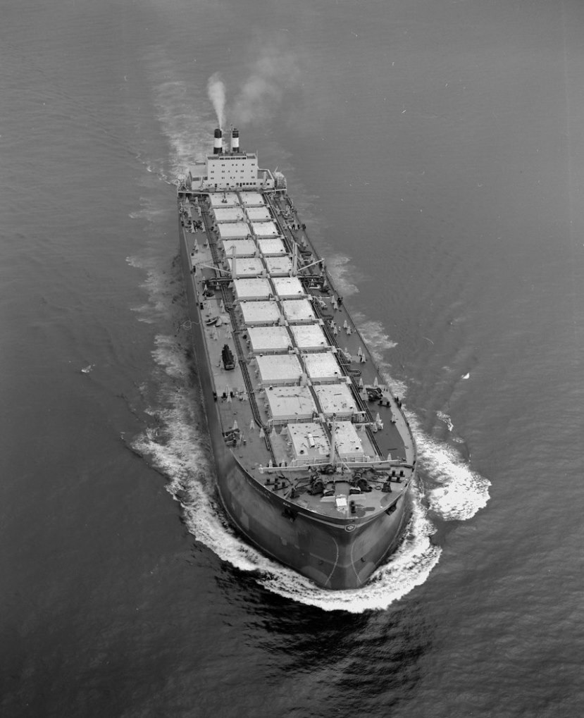 Ein Frachtschiff auf offener See, Schwarzweißaufnahme aus der Luft