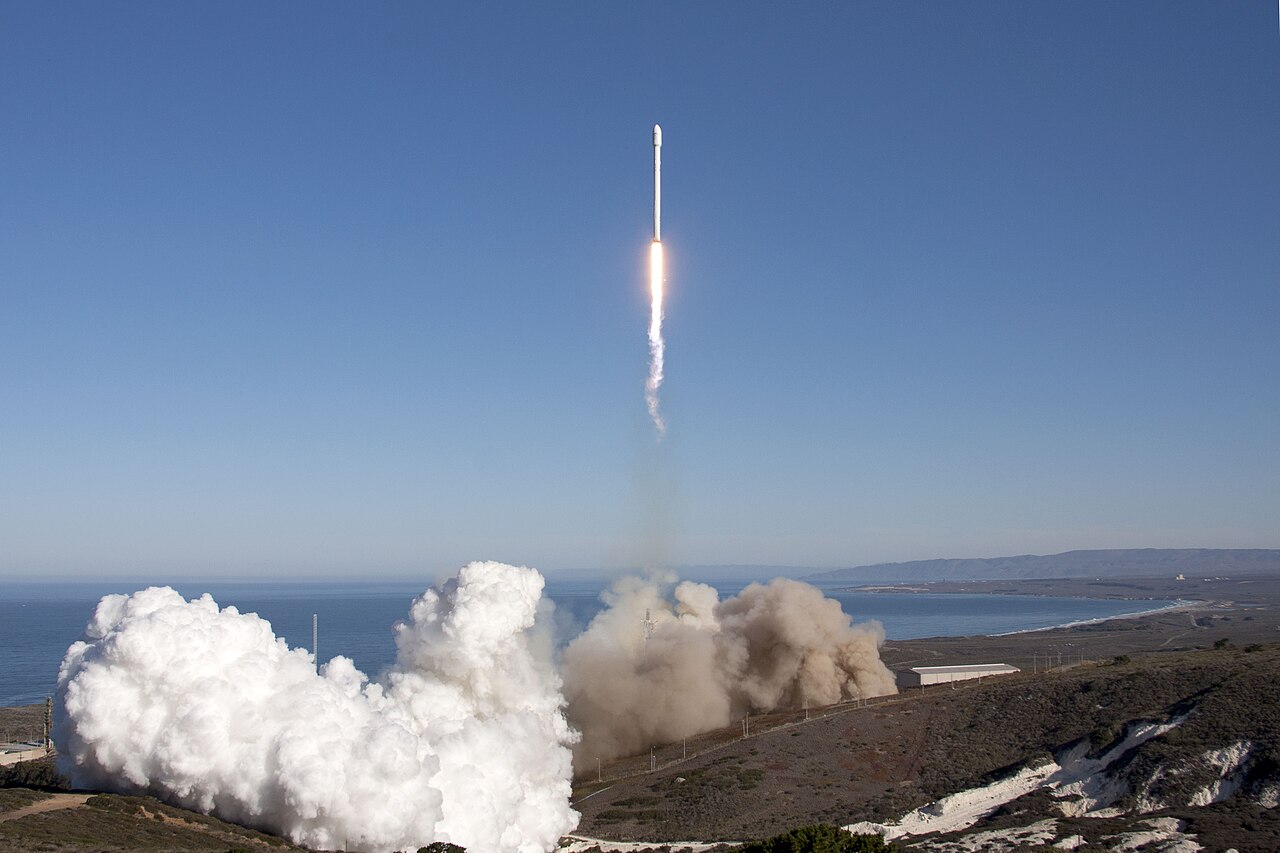 Eine Falcon-9-Rakete hebt von der Startrampe ab