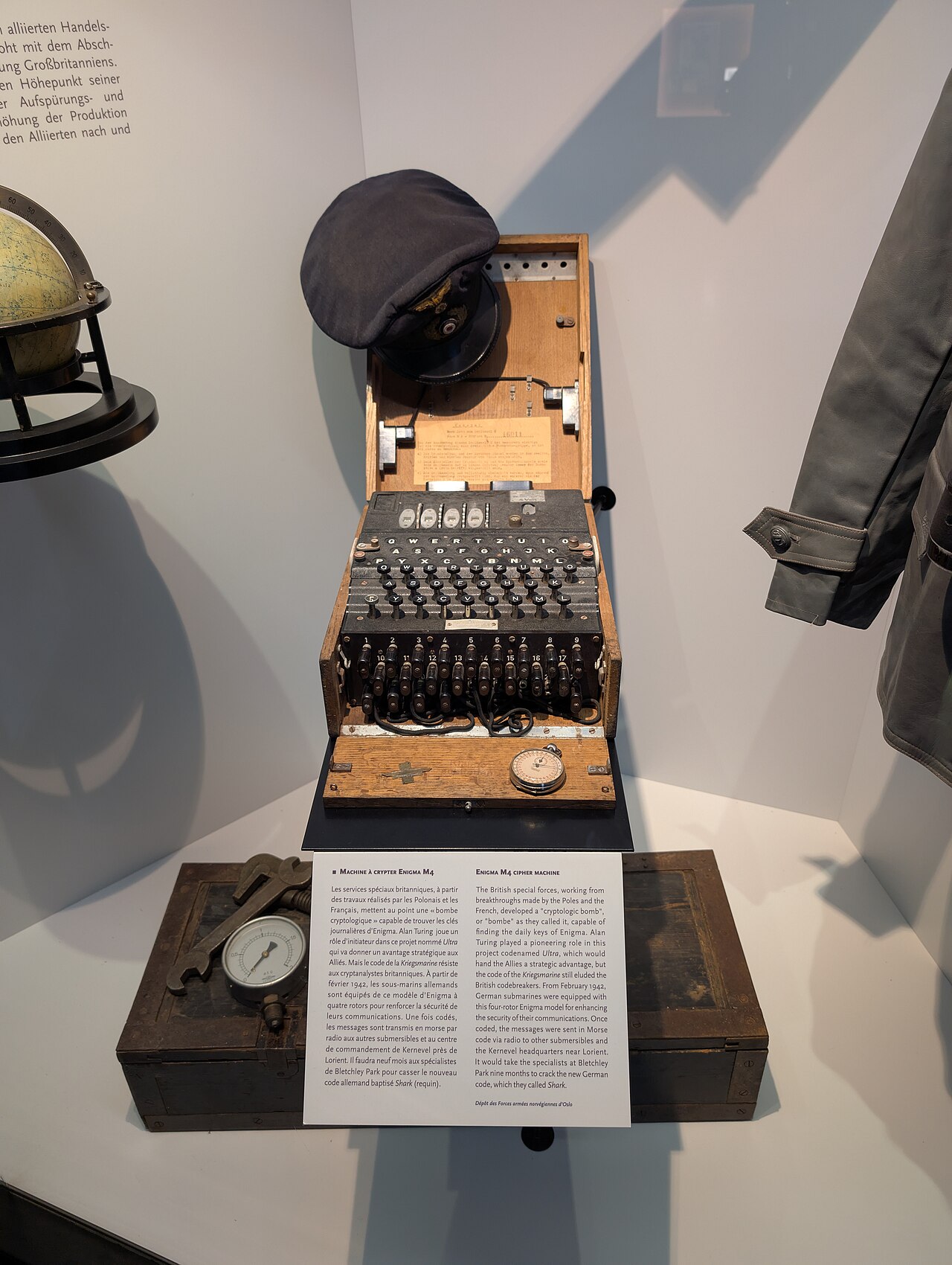 Enigma-M4-Chiffriermaschine mit Tastatur und Steckerfeld in einer Museumsvitrine