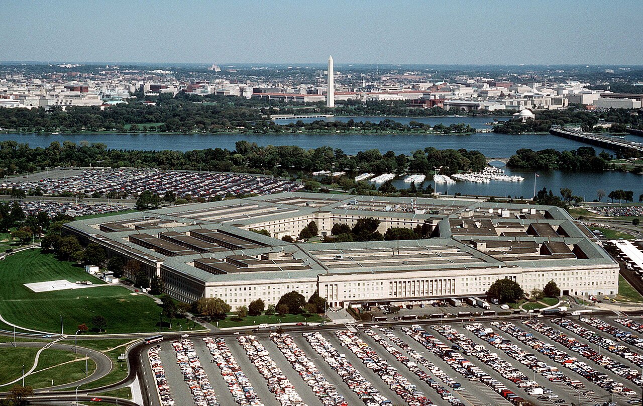 Luftaufnahme des Pentagon-Gebäudes, dahinter der Potomac und die Innenstadt von Washington